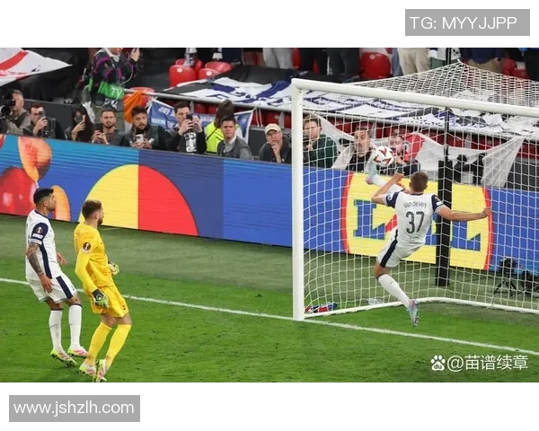 镜头捕捉:曼联赛场小动作引发热议 镜头捕捉:曼联赛场小动作引发热议